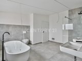 Wellnessbad mit freistehender Wanne