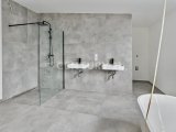 XXl Badezimmer mit bodentiefer Dusche