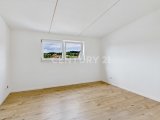 Schlafzimmer mit Blick zum Fenster