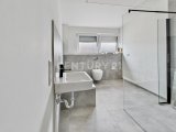 Badezimmer mit Tageslichtfenster