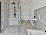 Schönes Badezimmer mit bodentiefer Dusche
