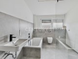 Großes Badezimmer mit Wanne