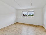 Schlafzimmer mit Blick zum Fenster