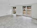 Wohn-, Essbereich mit Zugang zum Balkon