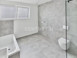 Badezimmer mit Wanne, Dusche und Tageslichtfenster