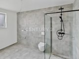 Badezimmer mit Blick zur bodentiefen Dusche