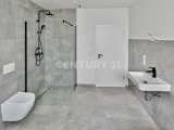 Badezimmer mit Blick zur Tür