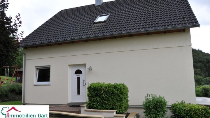 NITTEL: WOHNHAUS MIT KELLER + PHOTOVOLTAIK AM ORTSRAND!