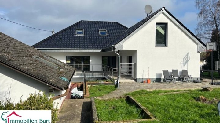 GRENZE L-WORMELDANGE: HAUS MIT 3 WOHNUNGEN + NEBENGEBÄUDE