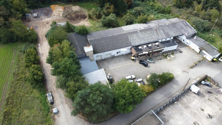 Wohn- und Gewerbeobjekt mit 4 Wohneinheiten und großen Hallenflächen