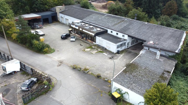 Wohn- und Gewerbeobjekt mit 4 Wohneinheiten und großen Hallenflächen