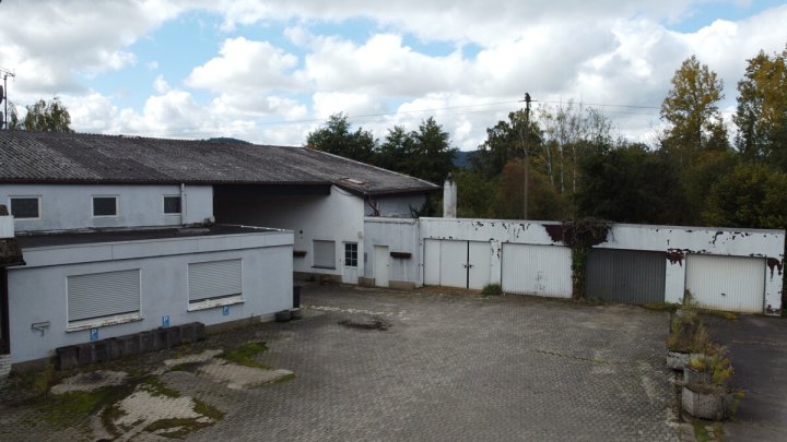 Wohn- und Gewerbeobjekt mit 4 Wohneinheiten und großen Hallenflächen