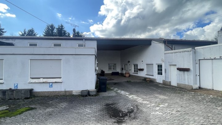 Wohn- und Gewerbeobjekt mit 4 Wohneinheiten und großen Hallenflächen