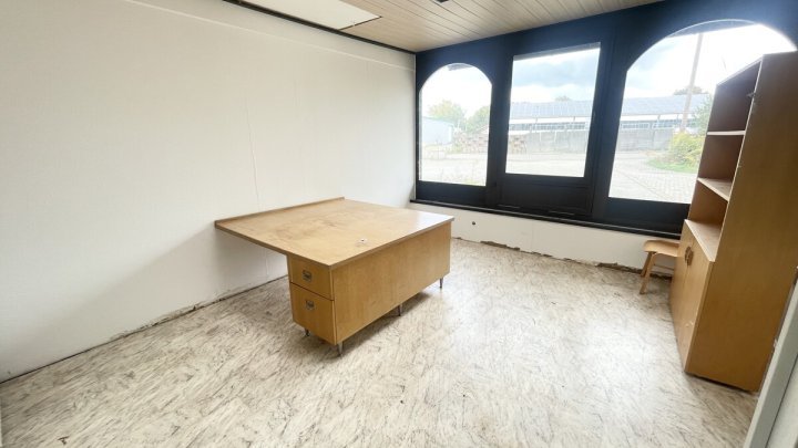 Wohn- und Gewerbeobjekt mit 4 Wohneinheiten und großen Hallenflächen