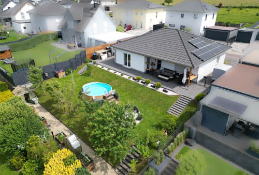 Rückansicht mit Garten und Terrasse