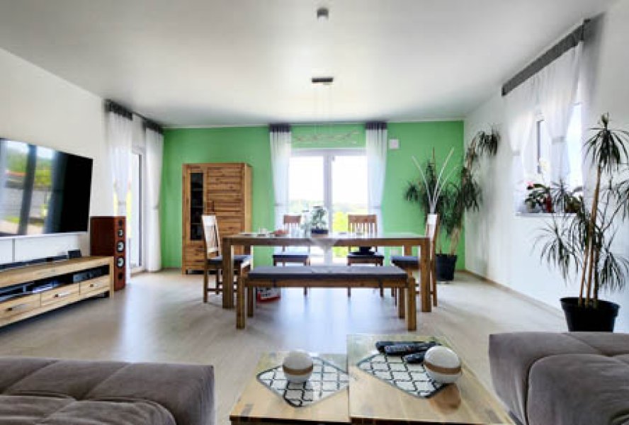 Großzügiges Wohn- und Esszimmer mit Zugang zu Terrasse und Garten