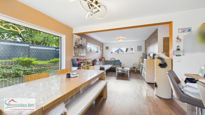 SOFORT FREI! GRENZNÄHE: JUNGES WOHNHAUS MIT GARAGEN & GARTEN IN TOP LAGE