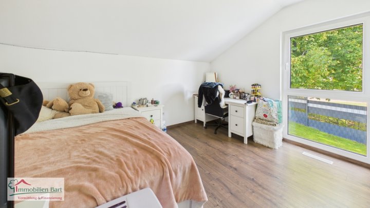 SOFORT FREI! GRENZNÄHE: JUNGES WOHNHAUS MIT GARAGEN & GARTEN IN TOP LAGE