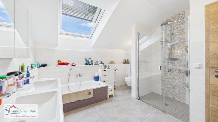 SOFORT FREI! GRENZNÄHE: JUNGES WOHNHAUS MIT GARAGEN & GARTEN IN TOP LAGE