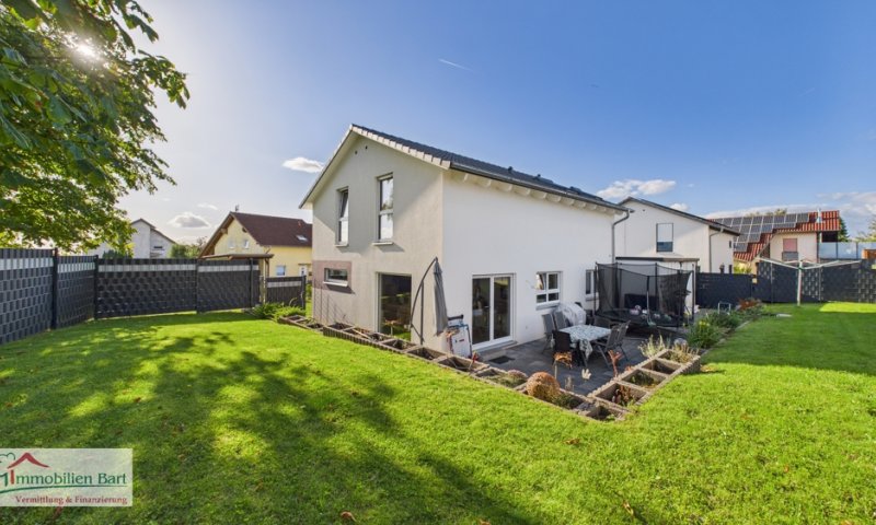 SOFORT FREI! GRENZNÄHE: JUNGES WOHNHAUS MIT GARAGEN & GARTEN IN TOP LAGE