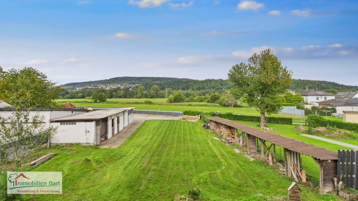 REHLINGEN:

WOHNHAUS / 267 M² WOHNFLÄCHE / GR. GARTEN / GARAGE / CARPORT / WEITBLICK!