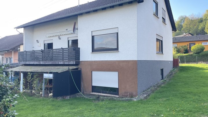 Freistehendes Einfamilienhaus mit Einliegerwohnung und großem Garten