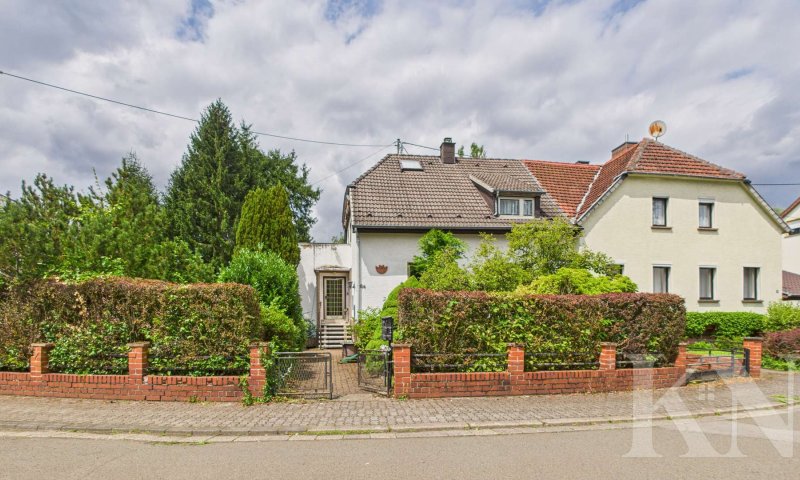 Doppelhaushälfte mit großem Garten, Grillhütte & Baugrundstück – seltene Gelegenheit!