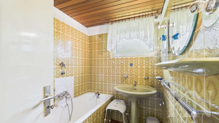 Doppelhaushälfte mit großem Garten, Grillhütte & Baugrundstück – seltene Gelegenheit!