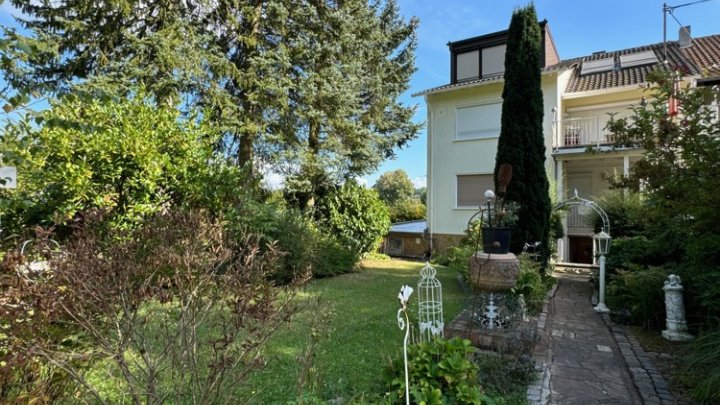 Sehr gepflegtes 2-Familienhaus mit Gartenparadies + Garage