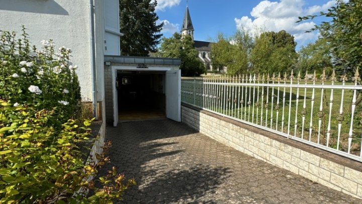 Sehr gepflegtes 2-Familienhaus mit Gartenparadies + Garage