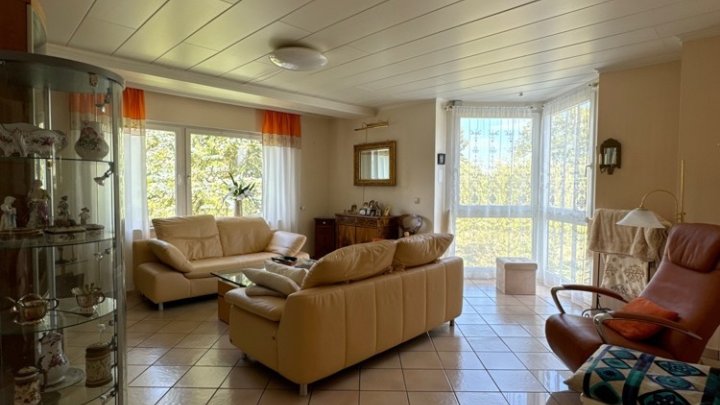 Sehr gepflegtes 2-Familienhaus mit Gartenparadies + Garage