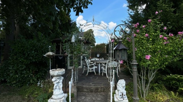 Sehr gepflegtes 2-Familienhaus mit Gartenparadies + Garage