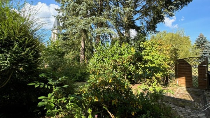 Sehr gepflegtes 2-Familienhaus mit Gartenparadies + Garage