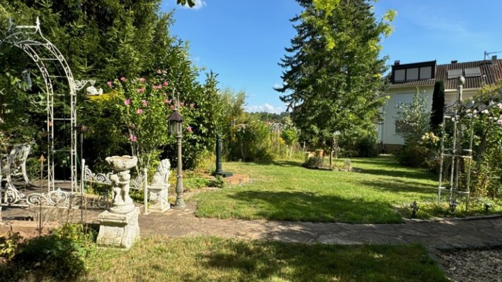 Sehr gepflegtes 2-Familienhaus mit Gartenparadies + Garage
