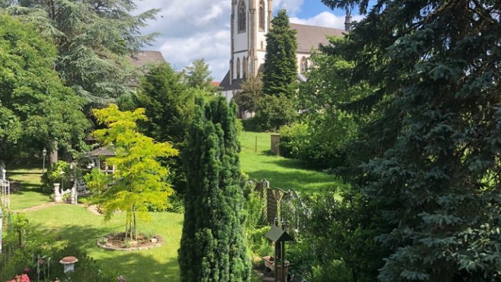Sehr gepflegtes 2-Familienhaus mit Gartenparadies + Garage