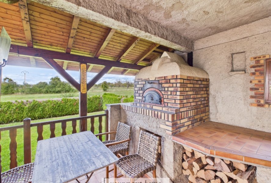 Terrasse mit Pizzaofen