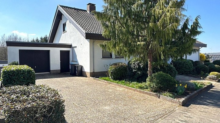 Freistehendes Einfamilienhaus mit ELW, Garten und 2 Garagen