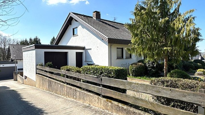 Freistehendes Einfamilienhaus mit ELW, Garten und 2 Garagen