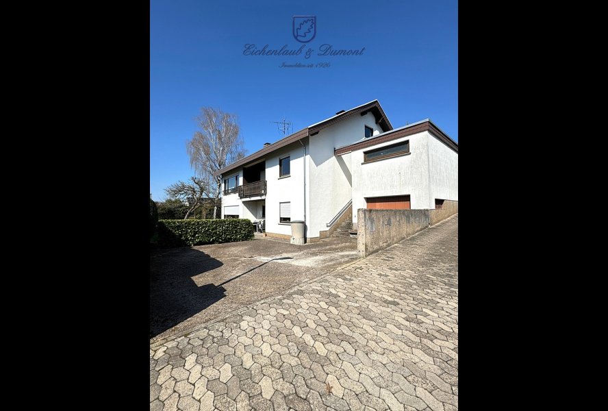 Garage und Stellplätze Rückseite