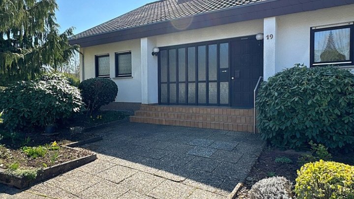 Freistehendes Einfamilienhaus mit ELW, Garten und 2 Garagen