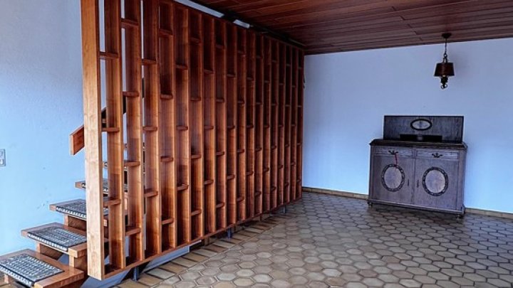 Freistehendes Einfamilienhaus mit ELW, Garten und 2 Garagen