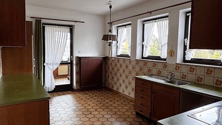 Freistehendes Einfamilienhaus mit ELW, Garten und 2 Garagen