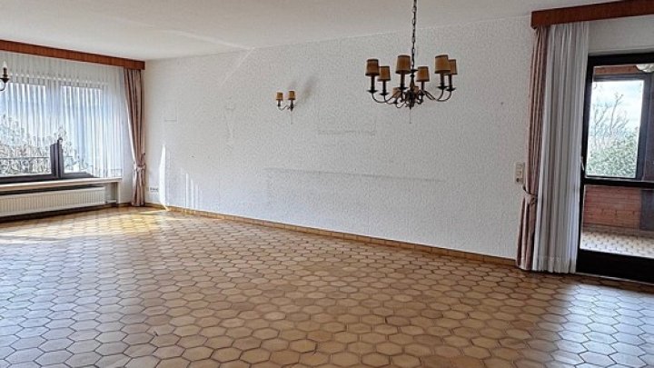 Freistehendes Einfamilienhaus mit ELW, Garten und 2 Garagen