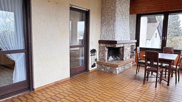 Freistehendes Einfamilienhaus mit ELW, Garten und 2 Garagen