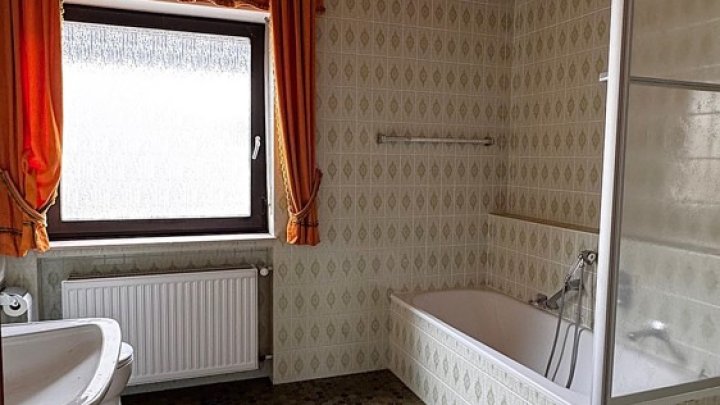 Freistehendes Einfamilienhaus mit ELW, Garten und 2 Garagen