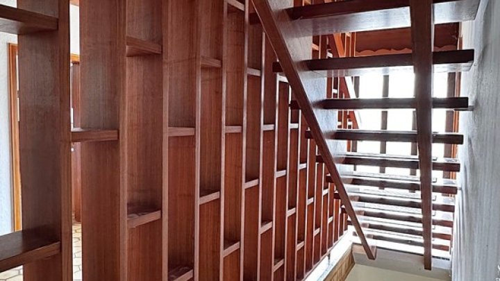 Freistehendes Einfamilienhaus mit ELW, Garten und 2 Garagen