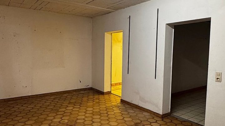 Freistehendes Einfamilienhaus mit ELW, Garten und 2 Garagen