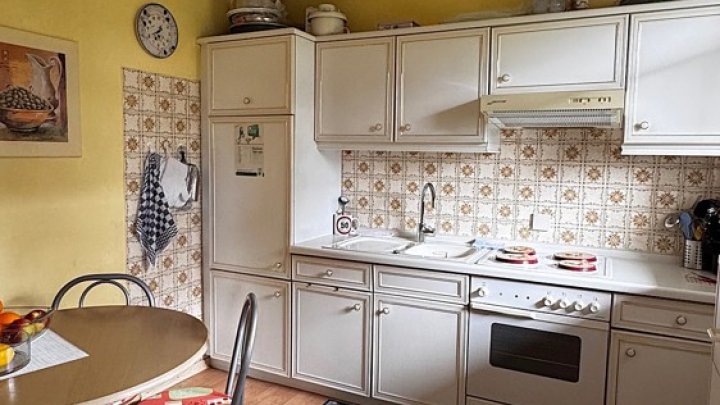 Freistehendes Einfamilienhaus mit ELW, Garten und 2 Garagen