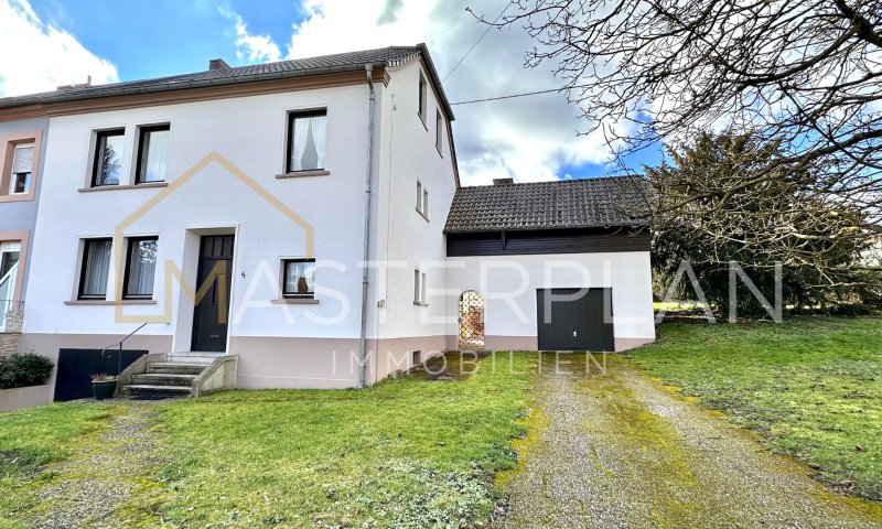 Zweifamilienhaus mit Terrasse und großem Grundstück in Fremersdorf