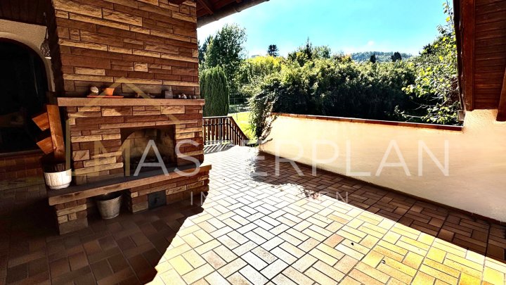 Zweifamilienhaus mit Terrasse und großem Grundstück in Fremersdorf